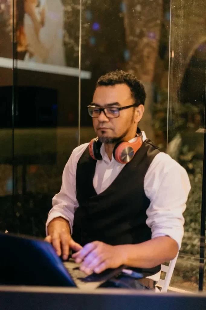 DJ Roger tocando em uma festa