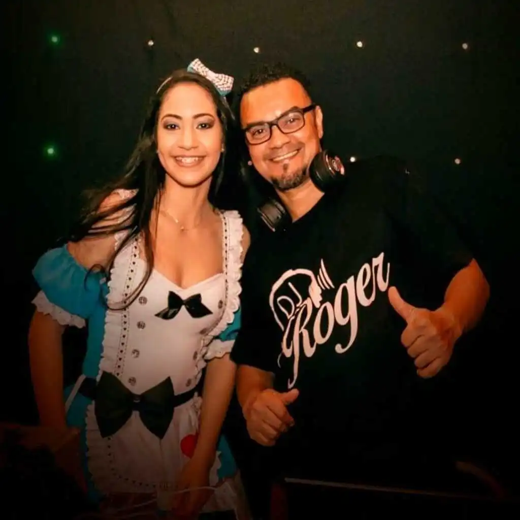 DJ Roger em foto com cliente em festa temática.