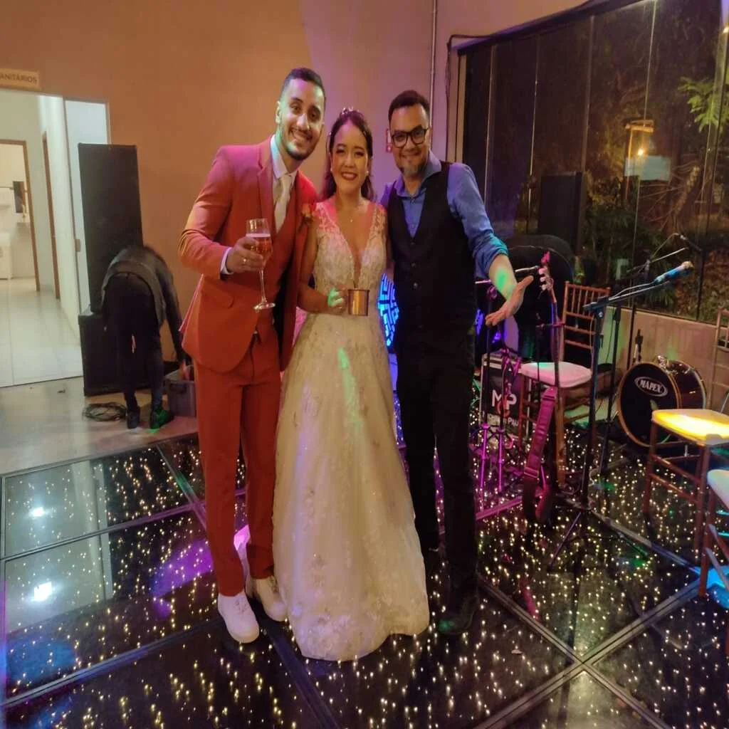 DJ Roger em foto com noivos