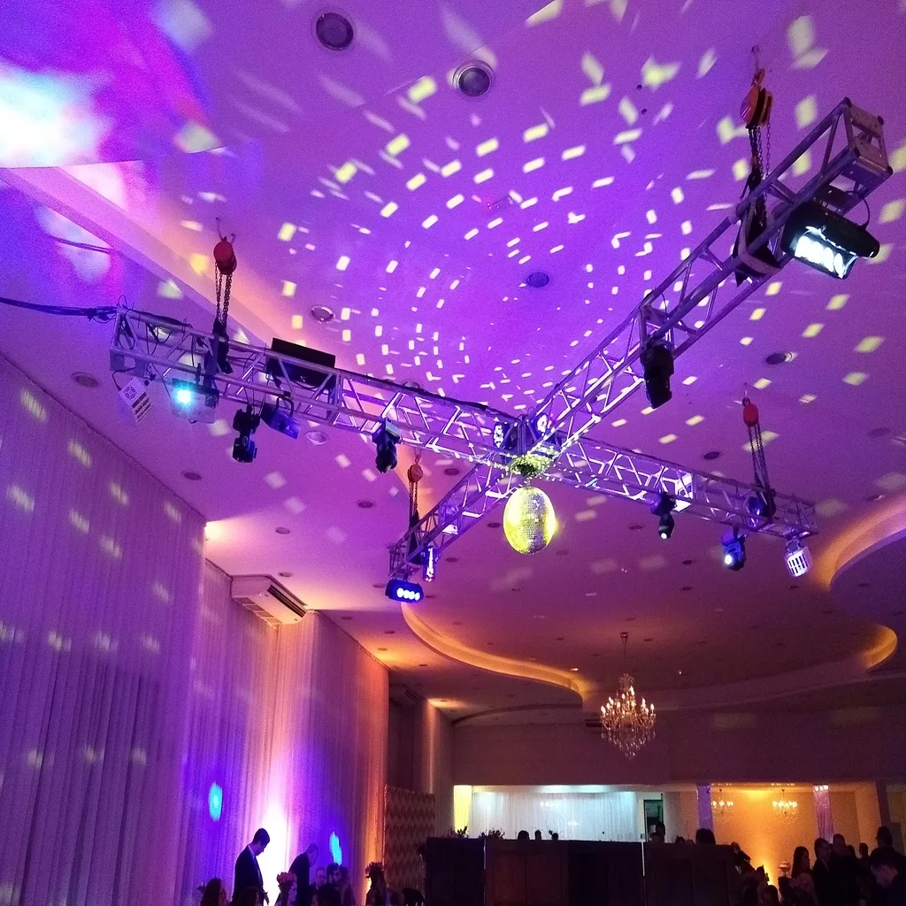 Estrutura de iluminação de festas montada no teto