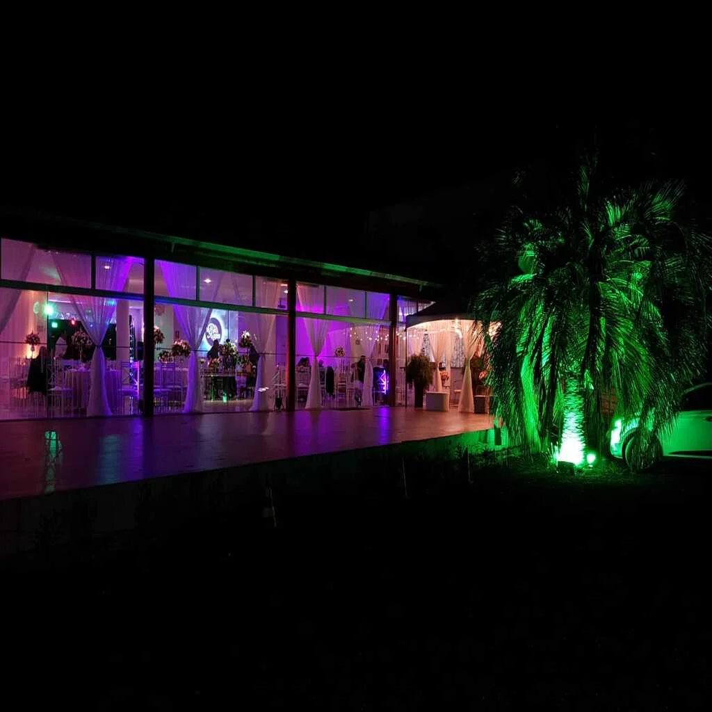 Ambiente de casamento com iluminação de canhões de led