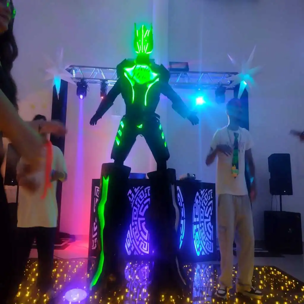 Grande robô de festa se apresentando na pista de dança.
