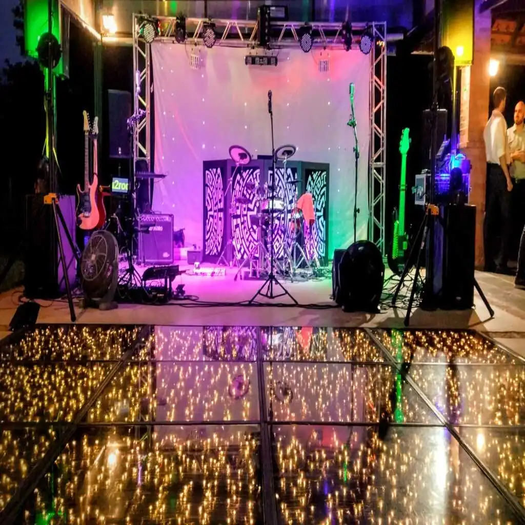 Estrutura de som, iluminação, pista de led e equipamento de banda