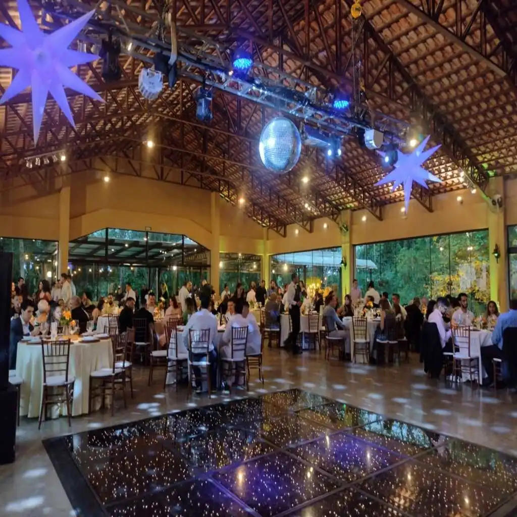 Salão iluminado com pista de dança