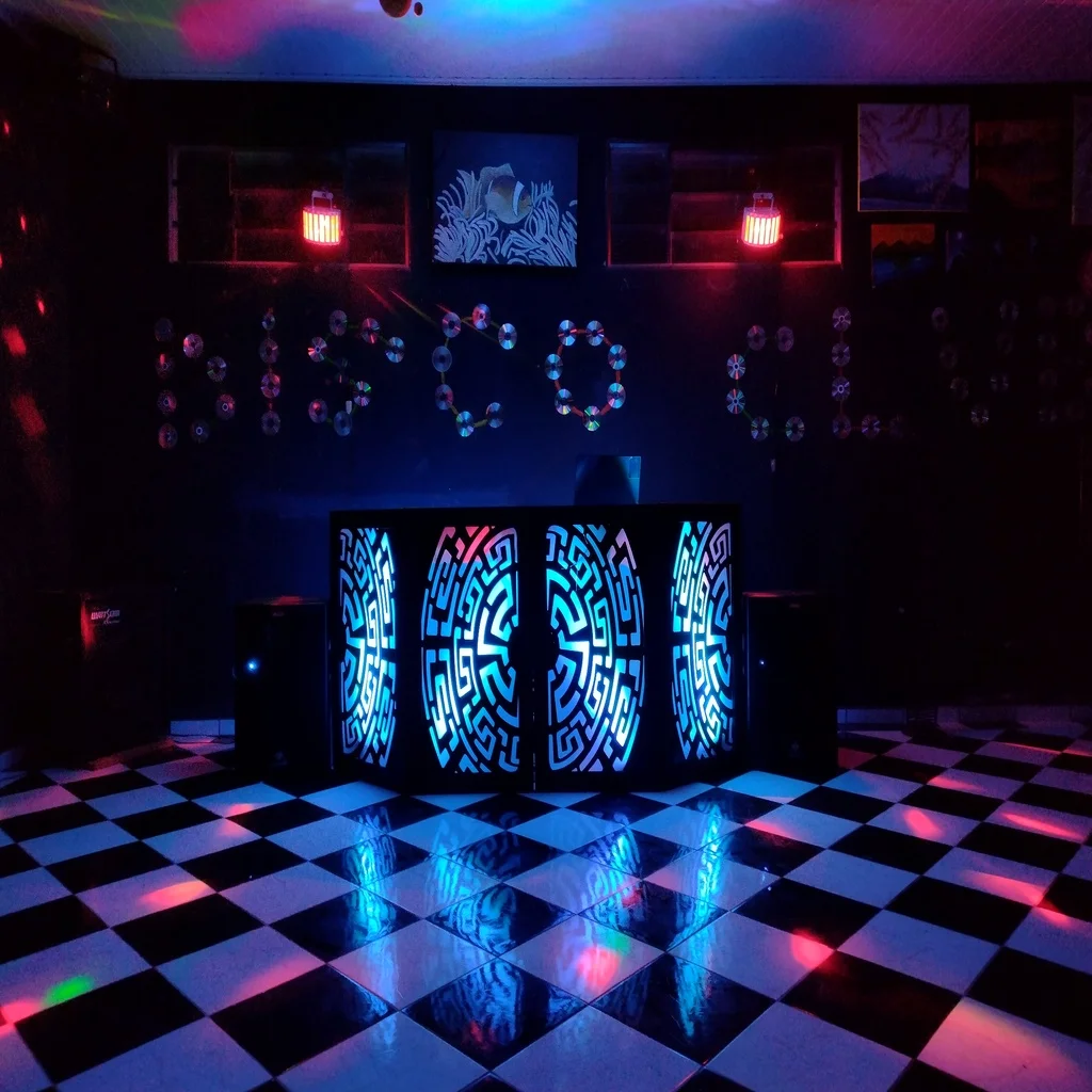 Frontboard do DJ em ambiente de festa